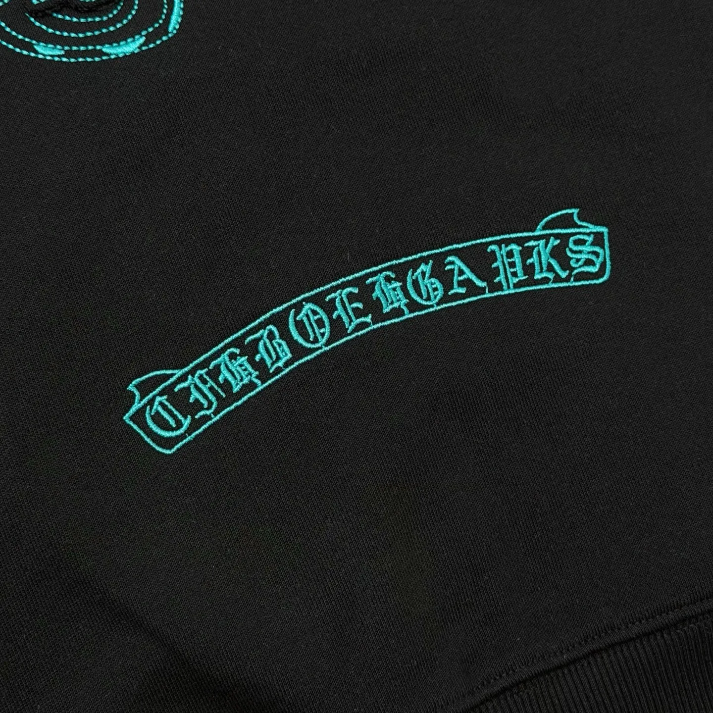 P320 Chrome Hearts large label embroidered hooded jacket ChromeHearts counter, made of 430g double-strand double yarn pure cotton terry fabric, original custom hardware zipper, details restored in place, very textured on the handle, three-dimensional and atmospheric, versatile and easy to wear in autumn, simple and elegant, using os version The upper body effect is very good, suitable for all body types, soft and comfortable, CH Sanskrit embroidered letters on the front ➕ Horseshoe Sanskrit large leather label on the back The small mark on the hem is the finishing touch. It is machine washable. It will not fade or deform. It has complete accessories. Original mold opening. Perfect restoration. ZP 2:1. Same style for men and women. Versatile and not picky. Size: s m l xl. Color: black